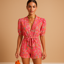 https://cdn.shopify.com/s/files/1/0910/7918/0552/files/Korte-zomerjumpsuit-met-print-en-riem-voor-dames1.png?v=1745220889