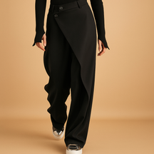 https://cdn.shopify.com/s/files/1/0910/7918/0552/files/asymmetrische-baggy-broek-met-dubbele-knoopsluiting-voor-dames-roos.png?v=1746731482