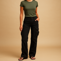 https://cdn.shopify.com/s/files/1/0910/7918/0552/files/cargo-broek-met-zakken-voor-dames-paloma.png?v=1746975057