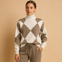 https://cdn.shopify.com/s/files/1/0910/7918/0552/files/comfortabel-huispak-met-trui-en-joggingbroek-voor-dames3.png?v=1748383969