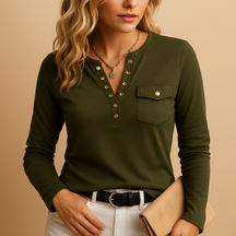 https://cdn.shopify.com/s/files/1/0910/7918/0552/files/elegante-blouse-vhals-gouden-knopen-dames-nadine3.png?v=1747257649