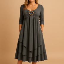 https://cdn.shopify.com/s/files/1/0910/7918/0552/files/lange-a-lijn-jurk-met-zakken-voor-dames.png?v=1747787110